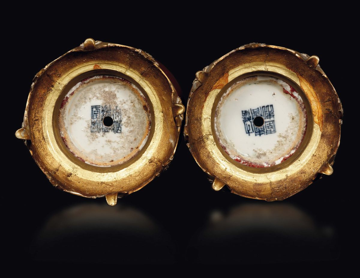 Coppia di Vasi in Porcellana Sangue di Bue Montati in Bronzo, Cina, Dinastia Qing, XIX Secolo