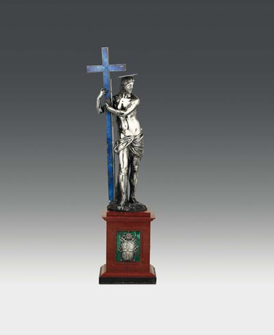Figura di Cristo Risorto in Argento Fuso, Sbalzato e Cesellato. Inserti in Lapislazzulo e Base in...