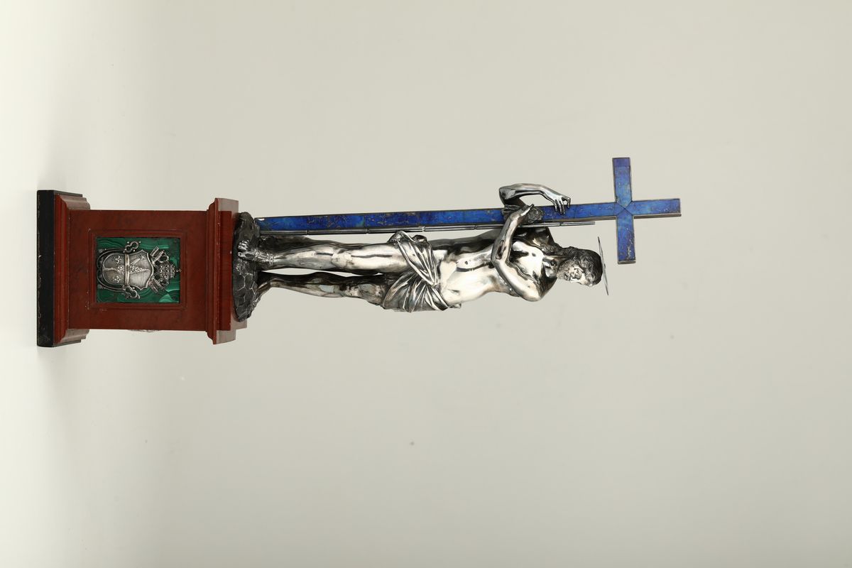 Figura di Cristo Risorto in Argento Fuso, Sbalzato e Cesellato. Inserti in Lapislazzulo e Base in...