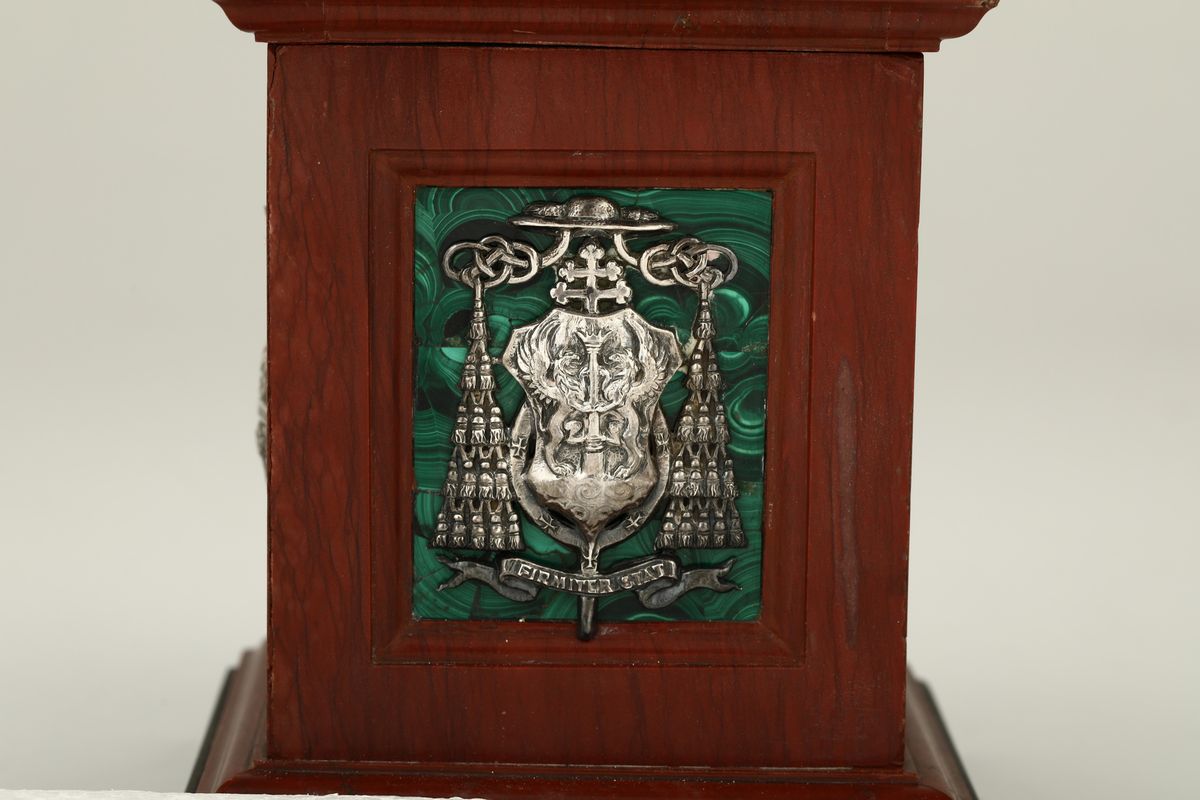Figura di Cristo Risorto in Argento Fuso, Sbalzato e Cesellato. Inserti in Lapislazzulo e Base in...