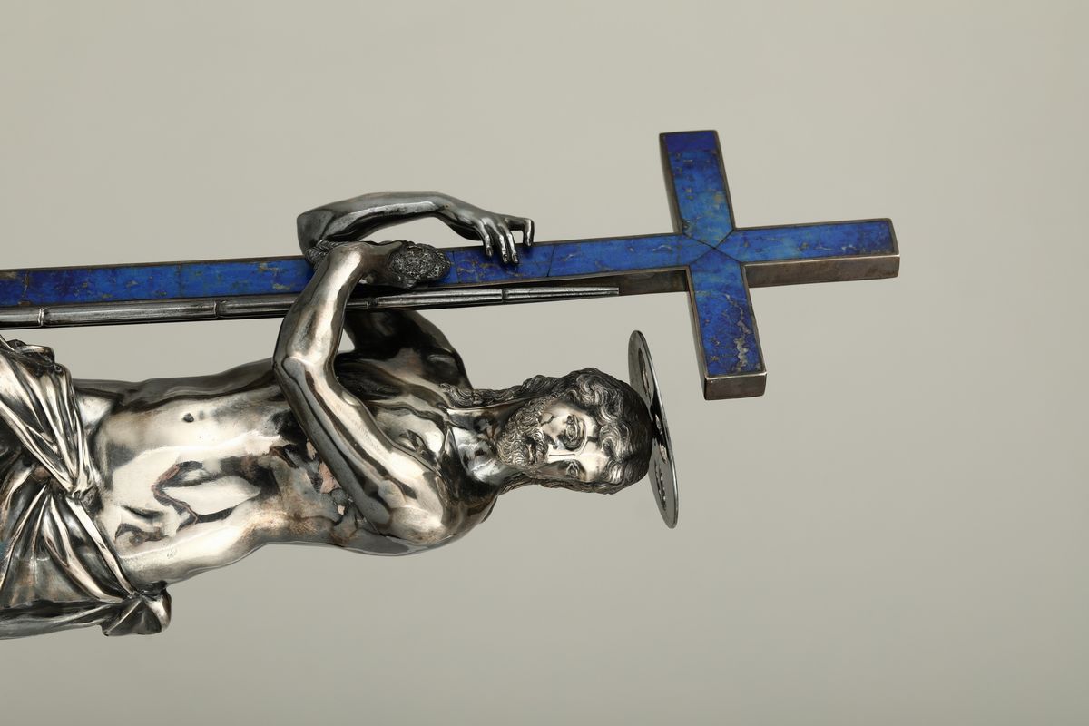 Figura di Cristo Risorto in Argento Fuso, Sbalzato e Cesellato. Inserti in Lapislazzulo e Base in...