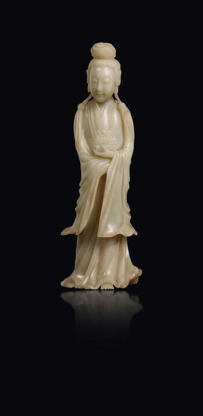 Figura di Guanyin Eretta con Scroll in Mano Scolpita in Giada Bianca, Cina, Dinastia Qing, Epoca ...