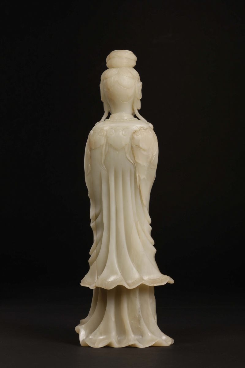 Figura di Guanyin Eretta con Scroll in Mano Scolpita in Giada Bianca, Cina, Dinastia Qing, Epoca ...
