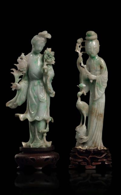Due Figure di Guanyin Scolpite in Giadeite con Sfumature Apple Green con Fiori e Gru a Rilievo, C...