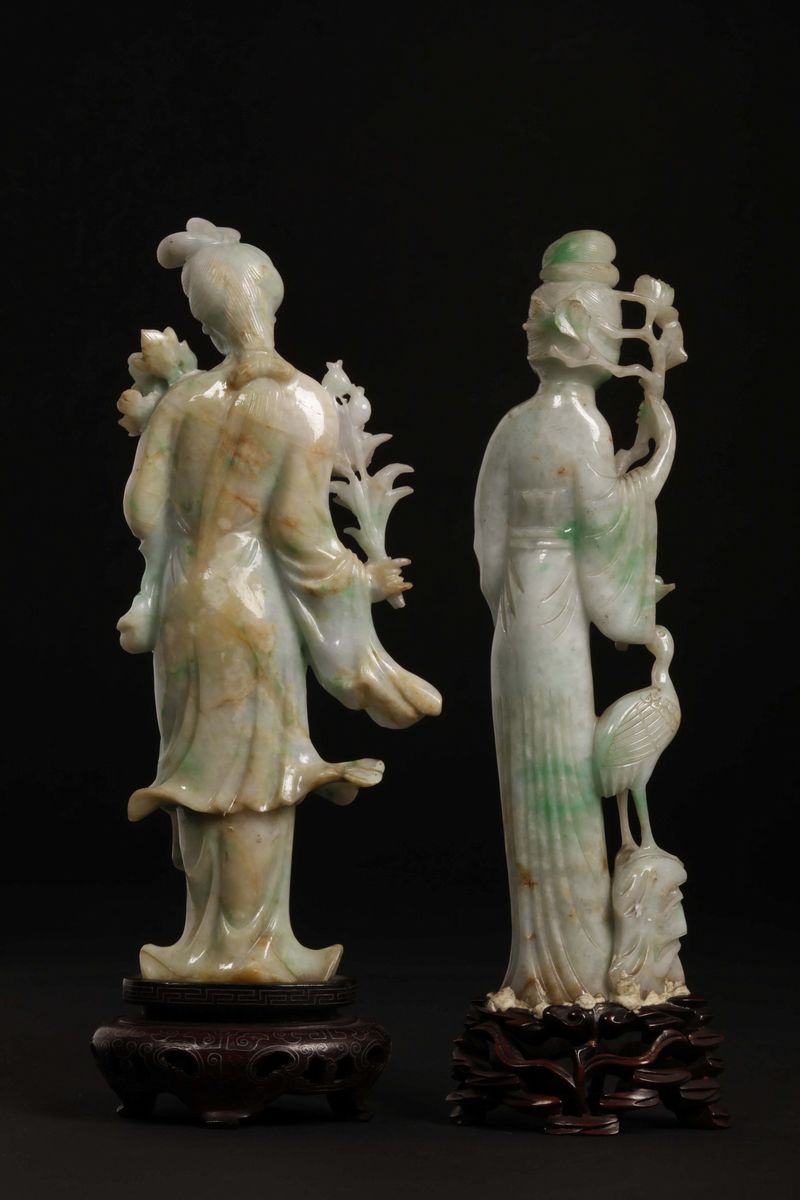 Due Figure di Guanyin Scolpite in Giadeite con Sfumature Apple Green con Fiori e Gru a Rilievo, C...
