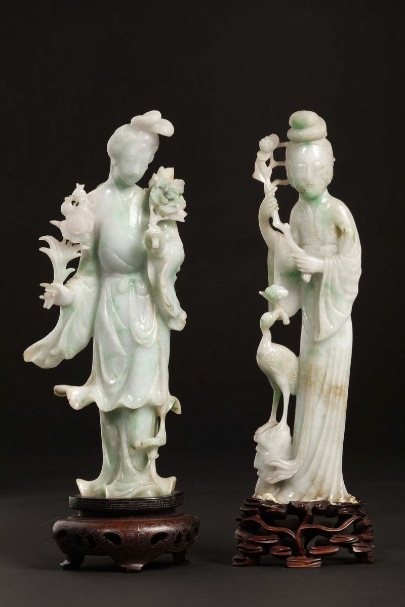 Due Figure di Guanyin Scolpite in Giadeite con Sfumature Apple Green con Fiori e Gru a Rilievo, C...
