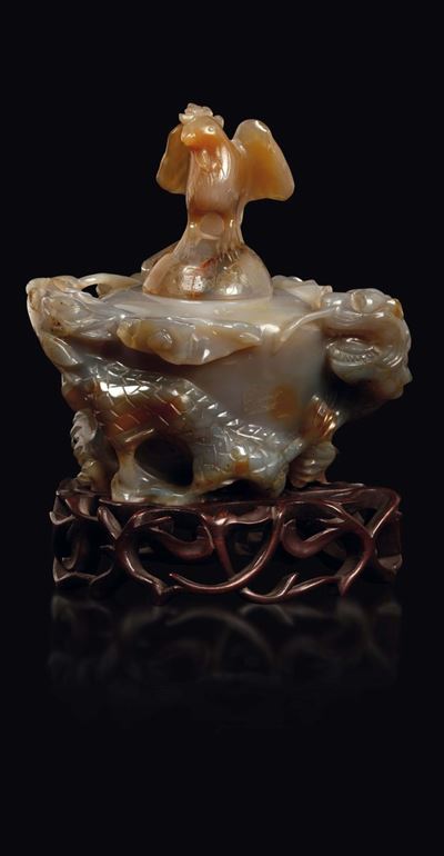 Coppa in Agata con Coperchio Circondata da Immagine di Drago a Rilievo, Cina, Inizio XX Secolo