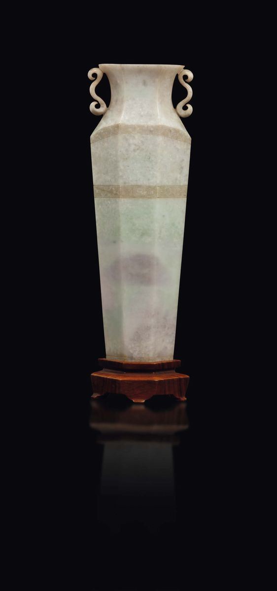 Vaso in giadeite con manici e decoro geometrico grecale, Cina, fine XIX secolo