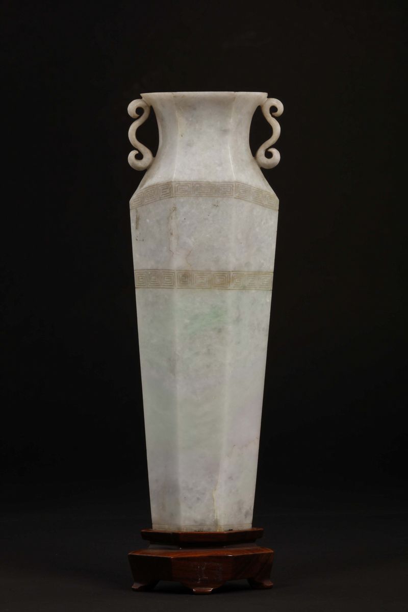 Vaso in Giadeite con Manici e Decoro Geometrico Grecale, Cina, Fine XIX Secolo