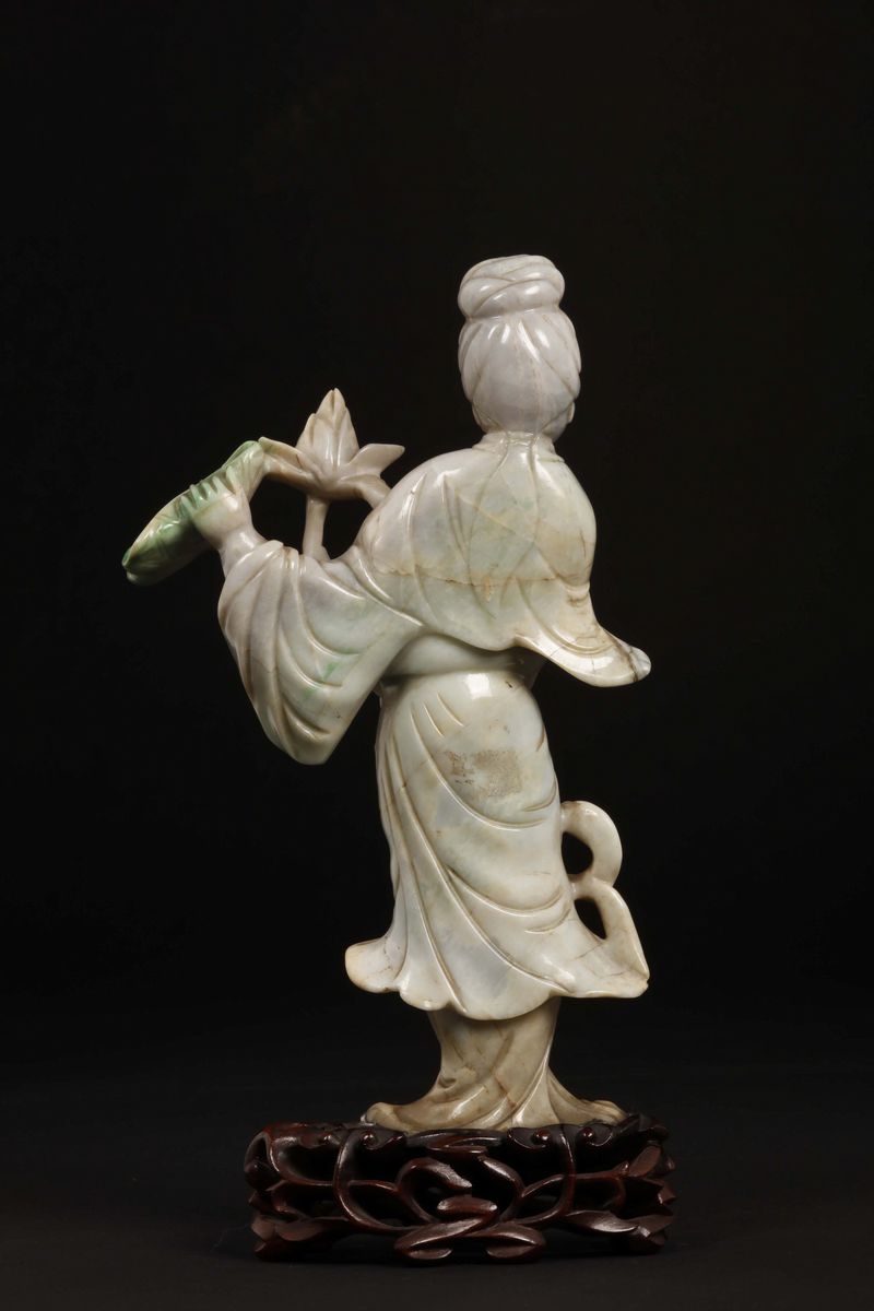 Figura di Guanyin in Giadeite con Fiore di Loto tra le Mani, Cina, XX Secolo