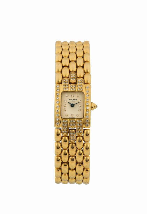 CHAUMET, Paris, 18K yellow gold, water resistant,  quartz lady's wristwatch with diamonds and an 18K yellow gold bracelet with concealed deployant clasp. Made circa 2000's.