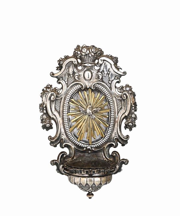 Acquasantiera in argento e bronzo fuso, sbalzato, cesellato e dorato, Lucca XVIII secolo. Bollo dell'argentiere Michelangelo Vambre (1714-1765) ante il 1743