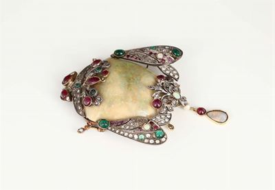Spilla/pendente Animalier con Grande Opale, Rosette di Diamanti, Rubini e Smeraldi Taglio Cabocho...