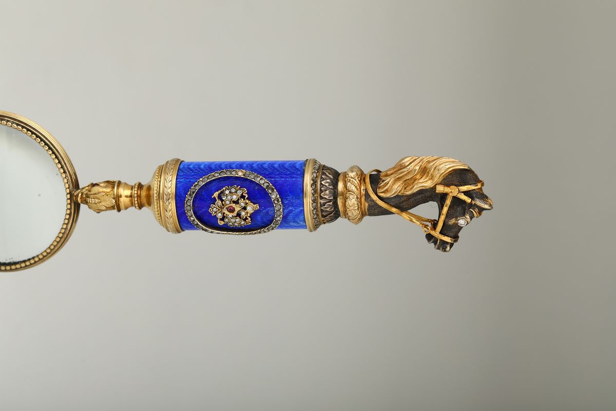 Lente di Ingrandimento in Argento Fuso, Cesellato, Dorato, Pietre Preziose e Smalto. Bolli Dell’a...