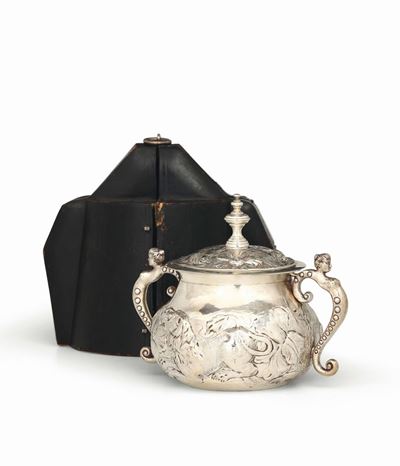 Porta Porridge in Argento Fuso, Sbalzato e Cesellato, Londra Prima Metà del XVII Secolo. Bolli De...