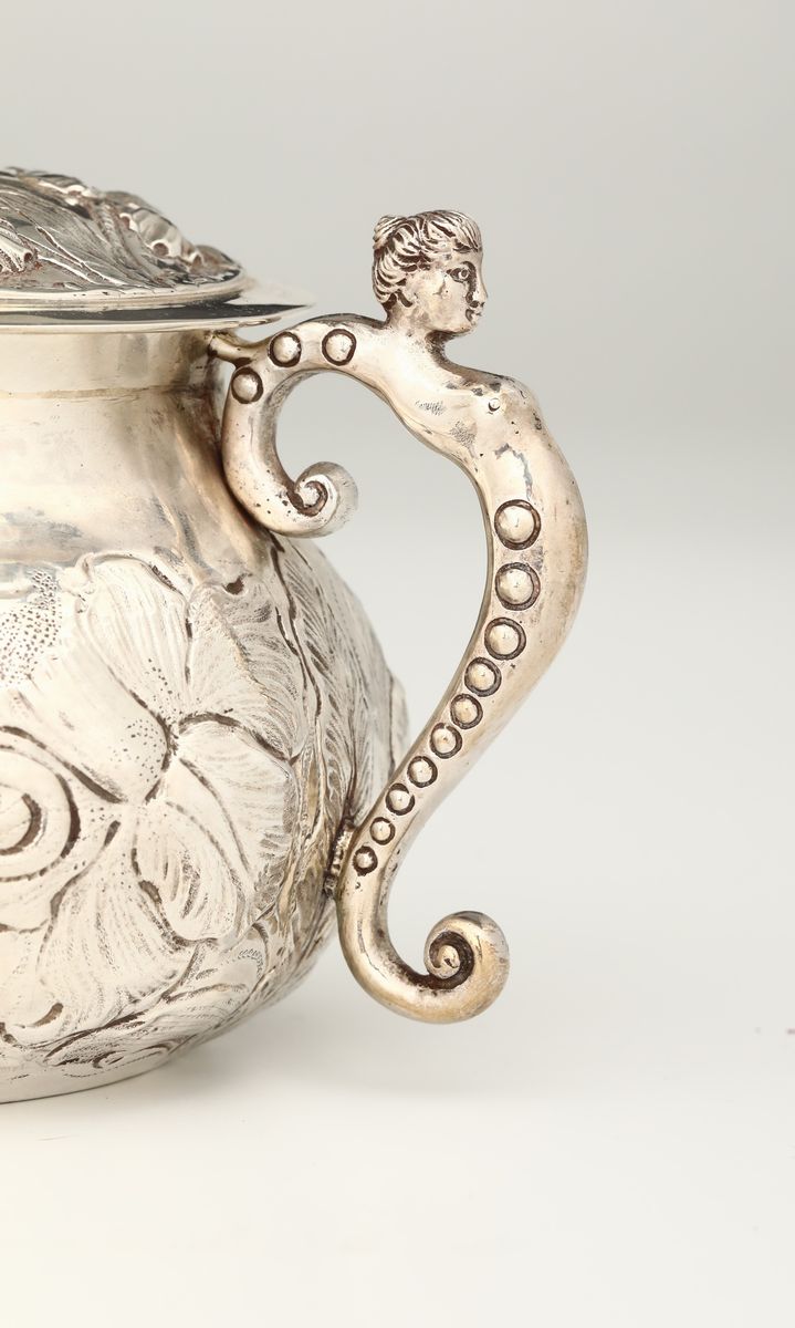 Porta Porridge in Argento Fuso, Sbalzato e Cesellato, Londra Prima Metà del XVII Secolo. Bolli De...