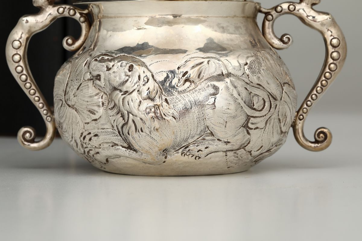 Porta Porridge in Argento Fuso, Sbalzato e Cesellato, Londra Prima Metà del XVII Secolo. Bolli De...