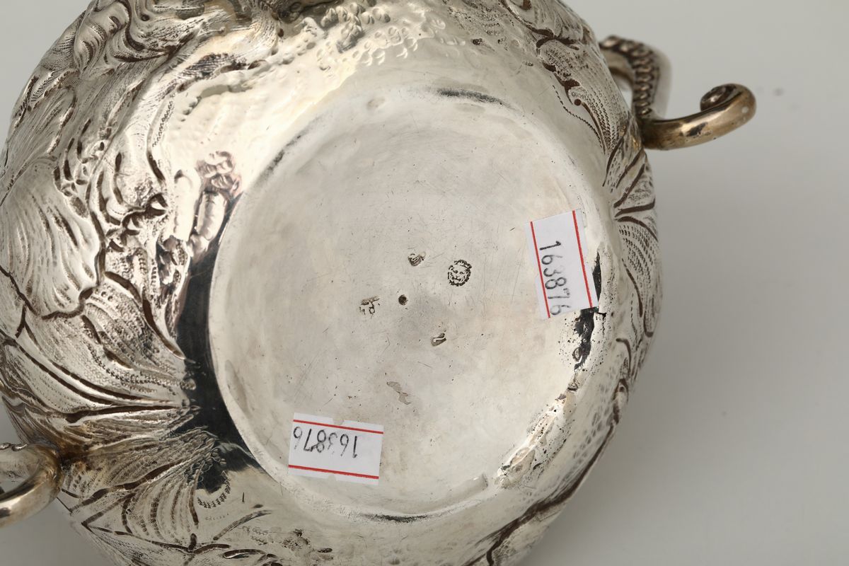 Porta Porridge in Argento Fuso, Sbalzato e Cesellato, Londra Prima Metà del XVII Secolo. Bolli De...