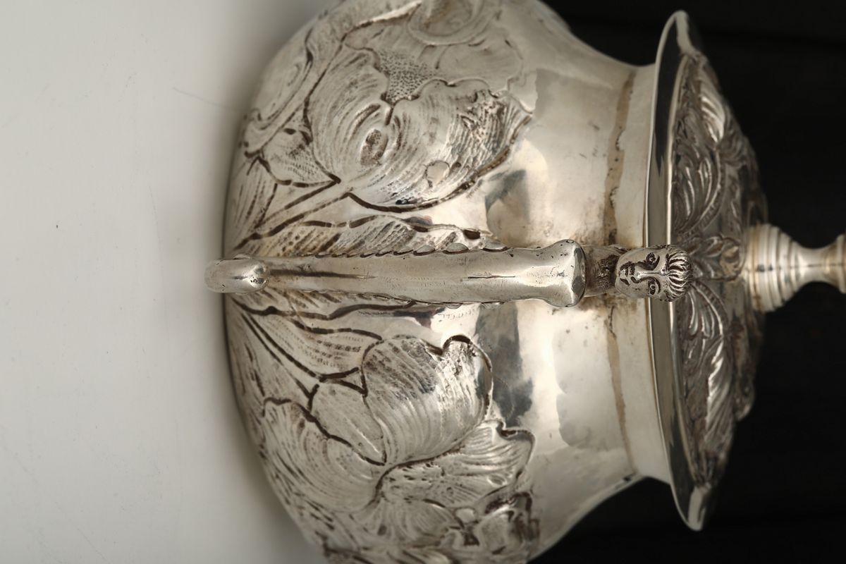 Porta Porridge in Argento Fuso, Sbalzato e Cesellato, Londra Prima Metà del XVII Secolo. Bolli De...