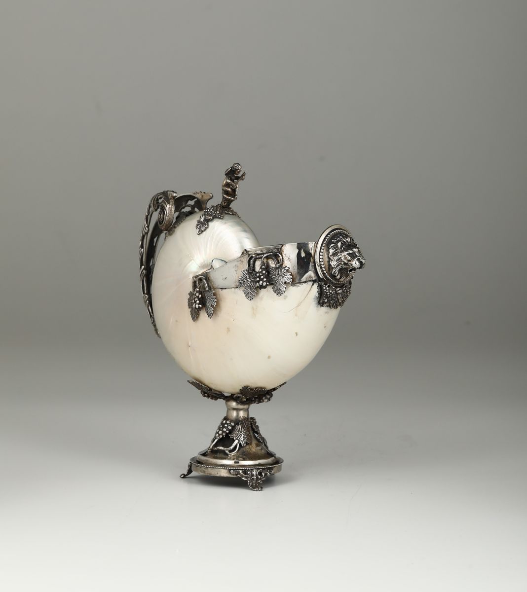 Nautilus con Montatura in Argento Fuso, Sbalzato e Cesellato, Italia XX Secolo