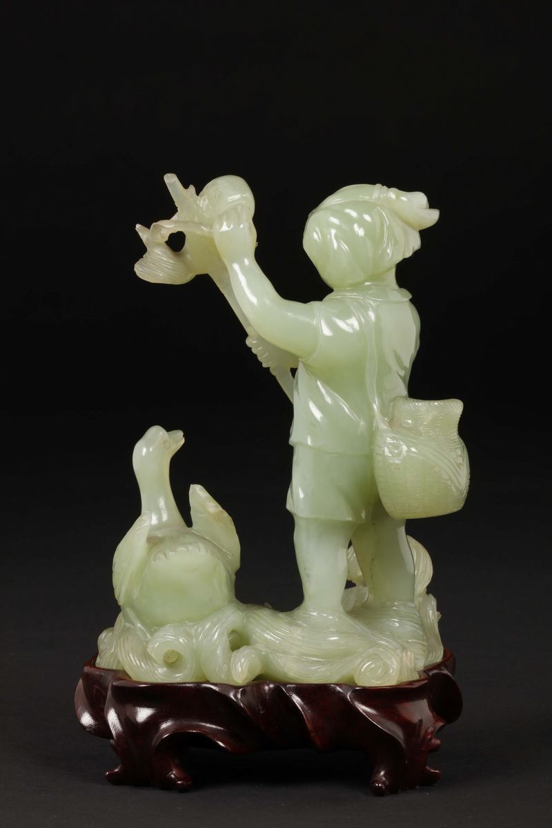 Scultura in Giada Verde Raffigurante Fanciulla che Pesca e Anatra, Cina, XX Secolo