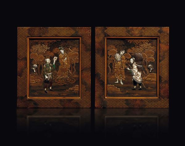 Due pannelli Shibayama in legno con l’utilizzo di diverse tecniche di lacca e con intarsi in avorio raffiguranti personaggi, Giappone, epoca Meiji, XIX secolo