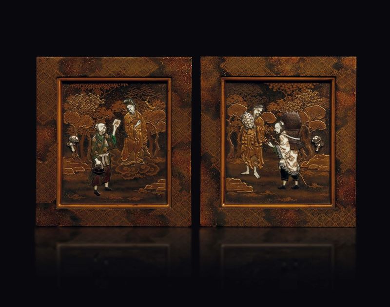 Due pannelli Shibayama in legno con l’utilizzo di diverse tecniche di lacca e con intarsi in avorio raffiguranti personaggi, Giappone, epoca Meiji, XIX secolo  - Asta Fine Chinese Works of Art - Cambi Casa d'Aste