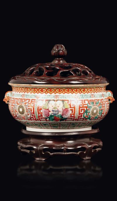Vaso in Porcellana a Smalti Policromi con Coperchio in Legno, Cina, Dinastia Qing, Inizio XIX Sec...