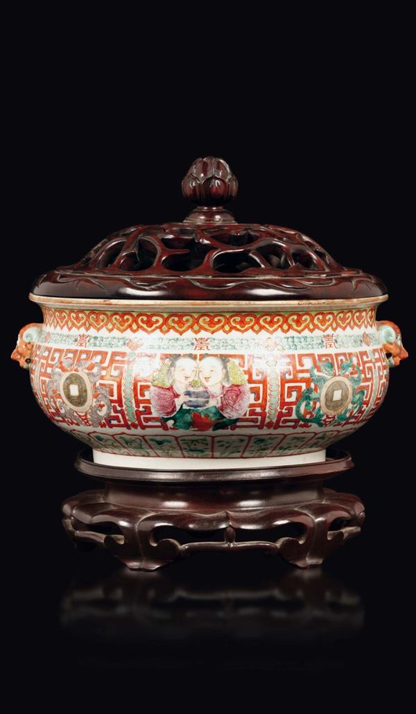 Vaso in porcellana a smalti policromi con coperchio in legno, Cina, Dinastia Qing, inizio XIX secolo