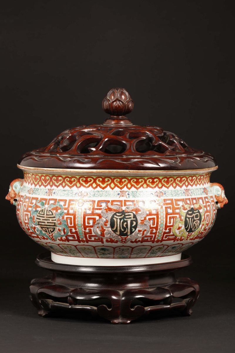 Vaso in Porcellana a Smalti Policromi con Coperchio in Legno, Cina, Dinastia Qing, Inizio XIX Sec...