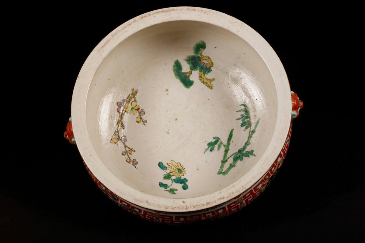 Vaso in Porcellana a Smalti Policromi con Coperchio in Legno, Cina, Dinastia Qing, Inizio XIX Sec...