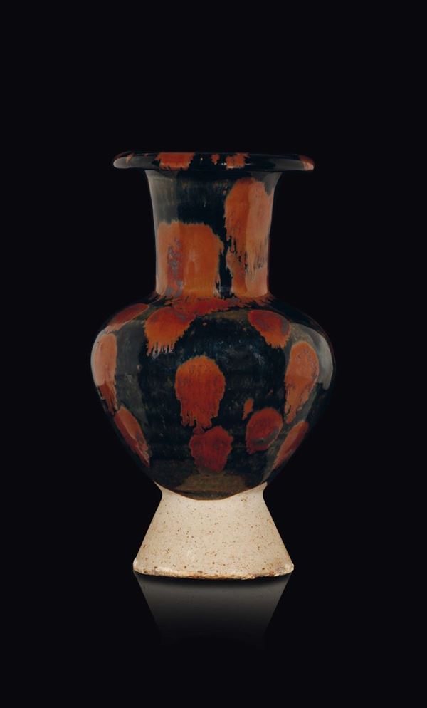 Vaso in grès con smalto nero e arancione, Cina, Dinastia Song (960-1279)