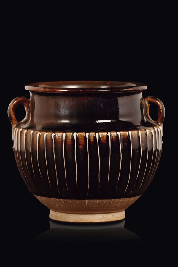 Vasetto a doppia ansa in grès a smalto nero con decoro bianco lineare, Cina, Dinastia Song del Nord (960-1127)