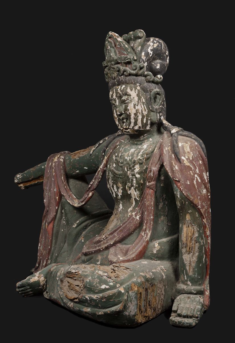 Grande Figura di Guanyin Seduta Scolpita in Legno con Policromia, Cina, Dinastia Ming, XV Secolo