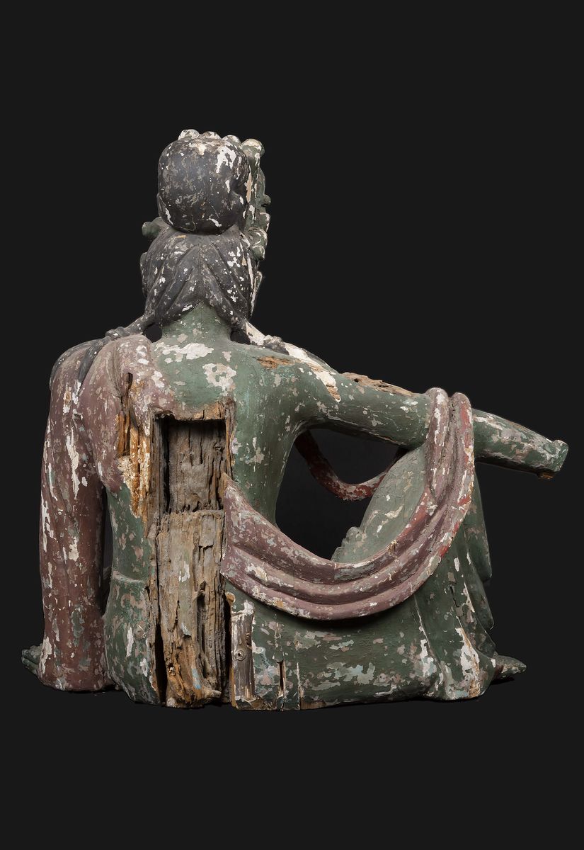 Grande Figura di Guanyin Seduta Scolpita in Legno con Policromia, Cina, Dinastia Ming, XV Secolo