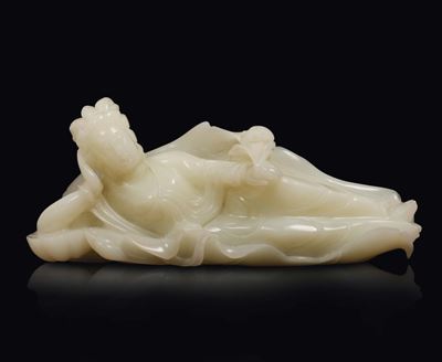 Figura di Guanyin in Giada Bianca Sdraiata su Foglia di Loto, Cina, Dinastia Qing, XIX Secolo