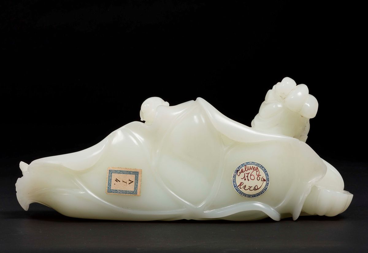 Figura di Guanyin in Giada Bianca Sdraiata su Foglia di Loto, Cina, Dinastia Qing, XIX Secolo