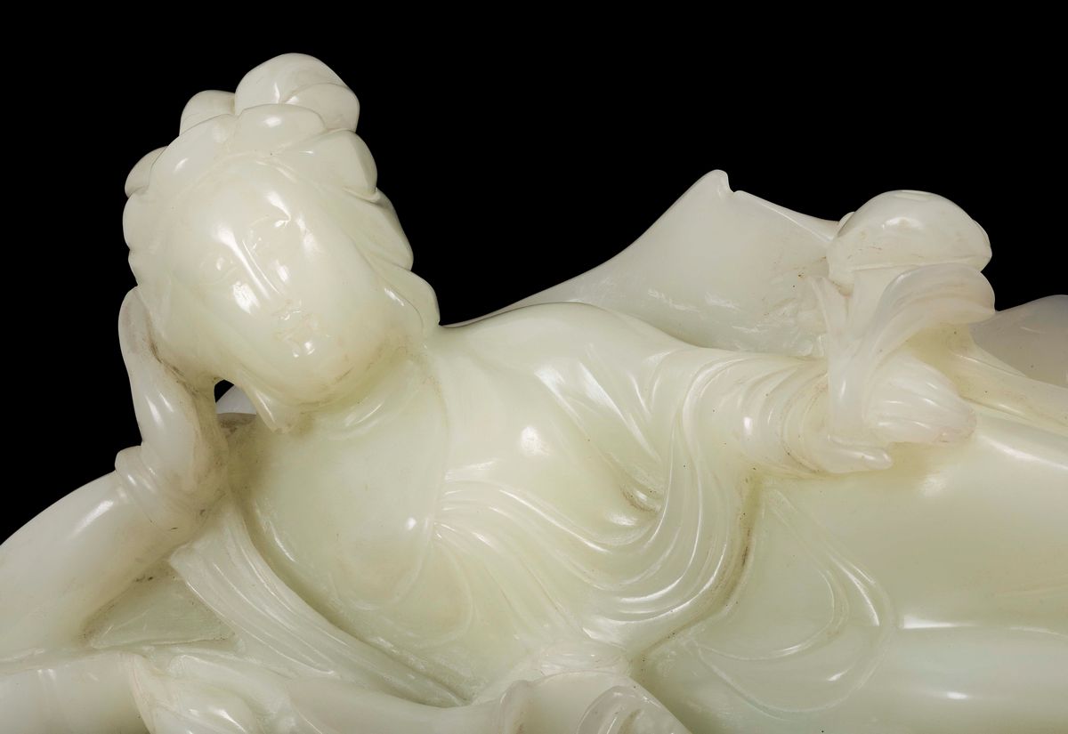 Figura di Guanyin in Giada Bianca Sdraiata su Foglia di Loto, Cina, Dinastia Qing, XIX Secolo
