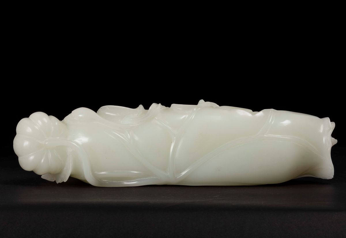 Figura di Guanyin in Giada Bianca Sdraiata su Foglia di Loto, Cina, Dinastia Qing, XIX Secolo