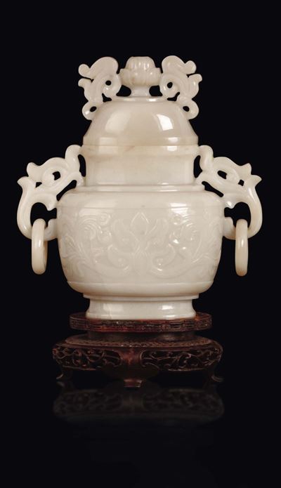 Vasetto in Giada Bianca con Coperchio con Decoro di Gusto Arcaico, Cina, Inizio XX Secolo