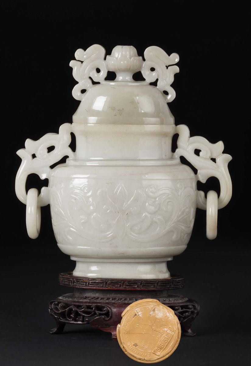 Vasetto in Giada Bianca con Coperchio con Decoro di Gusto Arcaico, Cina, Inizio XX Secolo