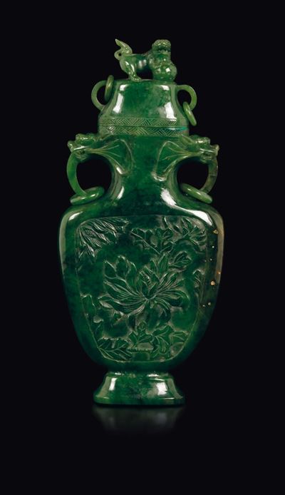 Vaso con Coperchio in Giada Verde Spinacio con Anse Ad Anelli e Decoro Naturalistico a Rilievo, C...