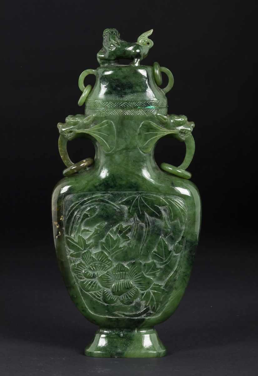Vaso con Coperchio in Giada Verde Spinacio con Anse Ad Anelli e Decoro Naturalistico a Rilievo, C...
