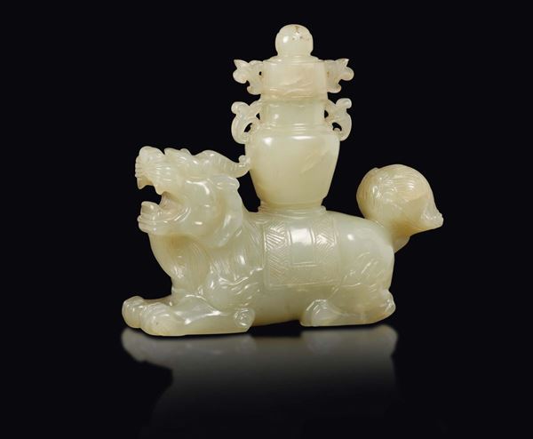 Figura di cane di Pho in giada bianca con vaso sulla schiena, Cina, Dinastia Qing, XIX secolo