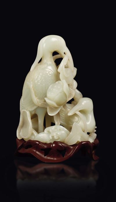 Gruppo Scolpito in Giada Bianca Celadon Raffigurante Uccelli che Stringono Fiori nei Becchi, Cina...