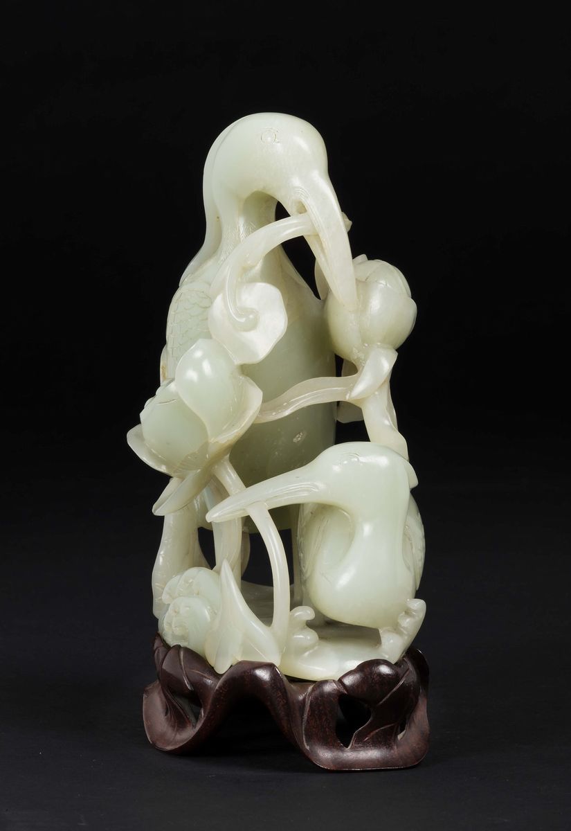 Gruppo Scolpito in Giada Bianca Celadon Raffigurante Uccelli che Stringono Fiori nei Becchi, Cina...