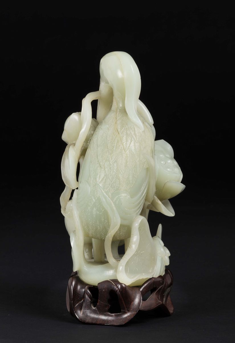 Gruppo Scolpito in Giada Bianca Celadon Raffigurante Uccelli che Stringono Fiori nei Becchi, Cina...