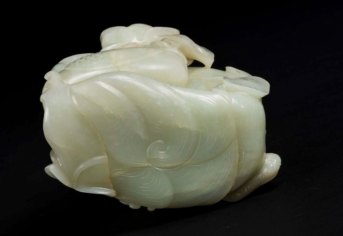 Gruppo Scolpito in Giada Bianca Celadon Raffigurante Uccelli che Stringono Fiori nei Becchi, Cina...