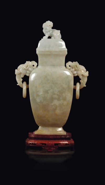 Vaso con Coperchio in Giada Bianca e Russet a Doppia Ansa Ad Anelli, Cina, XX Secolo