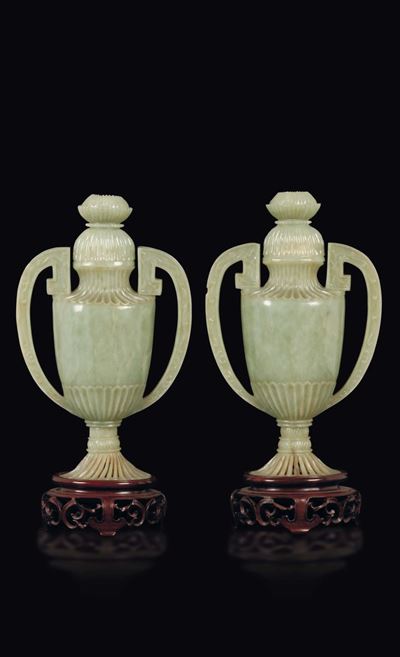 Coppia di Vasi D'ispirazione Neoclassica in Giadeite a Doppia Ansa con Coperchio, Cina, XX Secolo